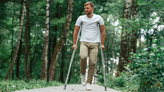 Training mit Unterarmstützen im Wald