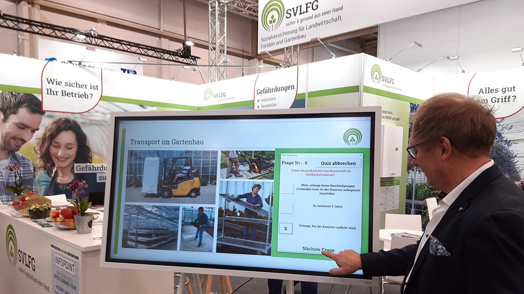 Vergrößerung des Bildes für Messestand mit einem digitalen Quiz auf einem Bildschirm.