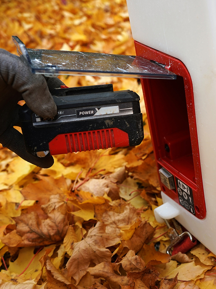 Vergrößerung des Bildes für Ein Akku wird in ein Gerät gesteckt.