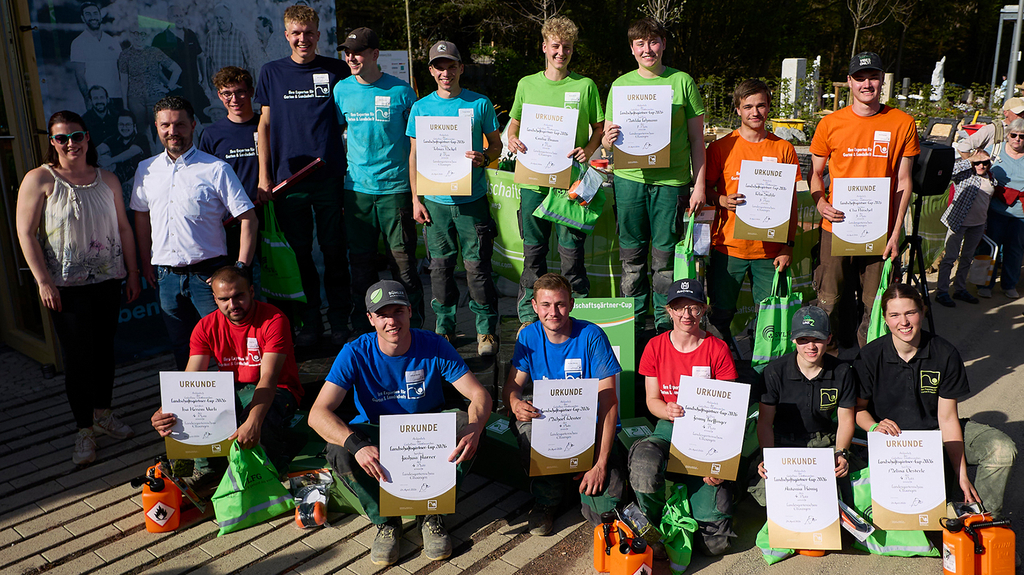 Vergrößerung des Bildes für Gruppenfoto der jungen teilnehmenden Auszubildenden am Berufswettbewerb in der Sparte Garten- und Landschaftsbau..