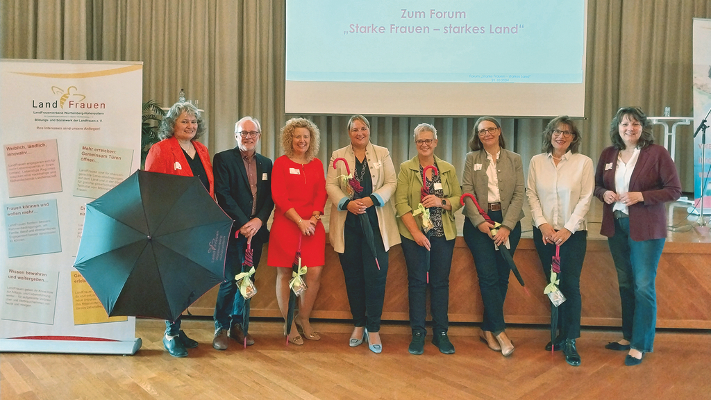 Vergrößerung des Bildes für Gruppenfoto der mitarbeitenden Frauen am Projekt.