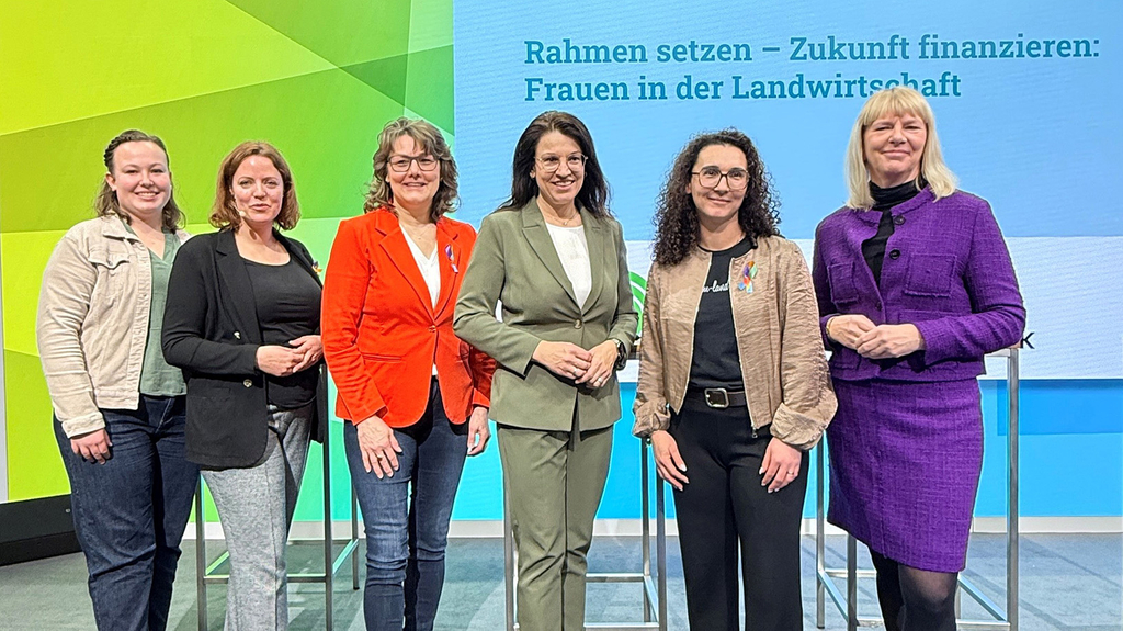 Vergrößerung des Bildes für Sechs Frauen stehen auf der Bühne nebeneinander.