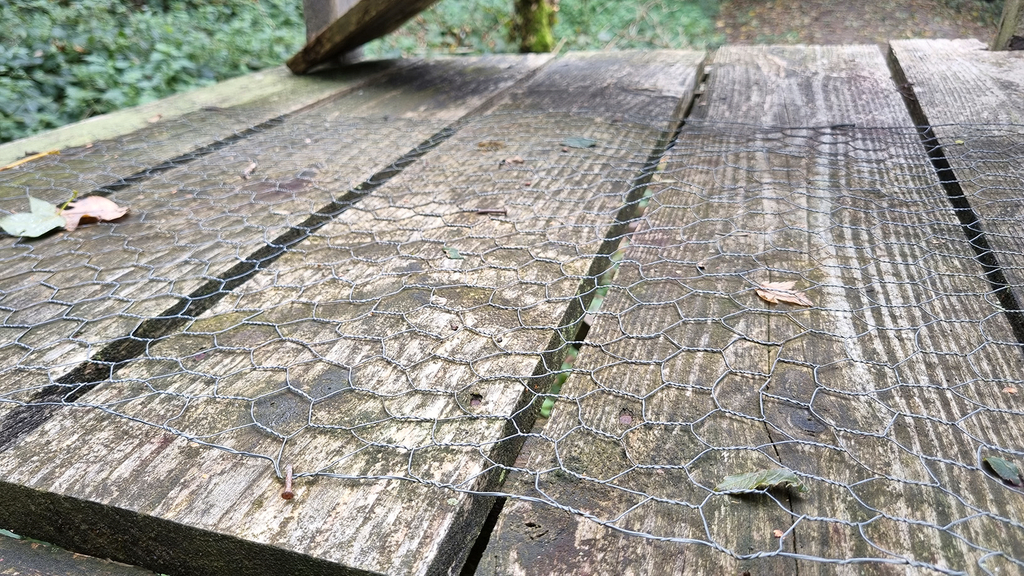 Vergrößerung des Bildes für Kaninchendraht auf den Holzboden eines Hochsitzes genagelt.