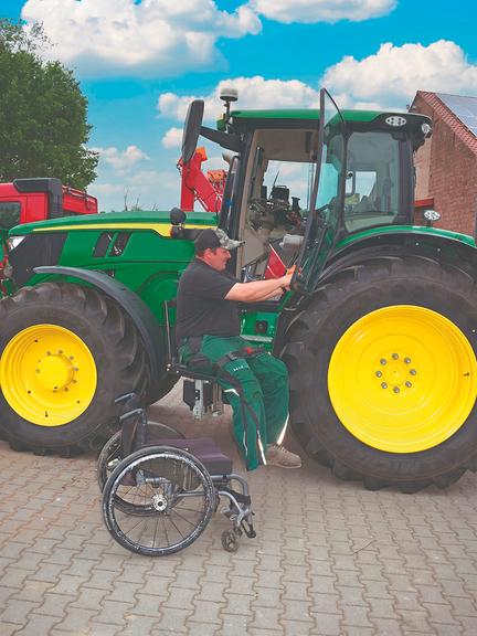 Vergrößerung des Bildes für Ein Rollstuhlfahrer steht seitlich vor einem Traktor und ist dabei sich in diesen zu setzen.