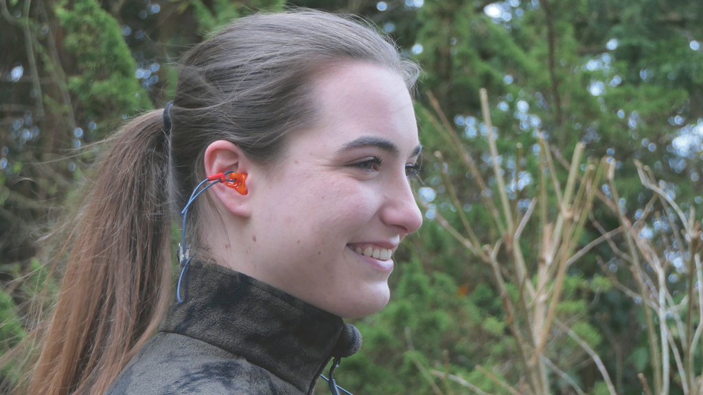 Vergrößerung des Bildes für Jägerin mit Gehörschutz.