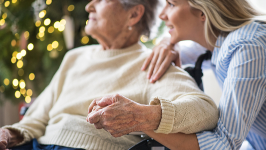 Ältere Dame mit einer jungen Pflegerin