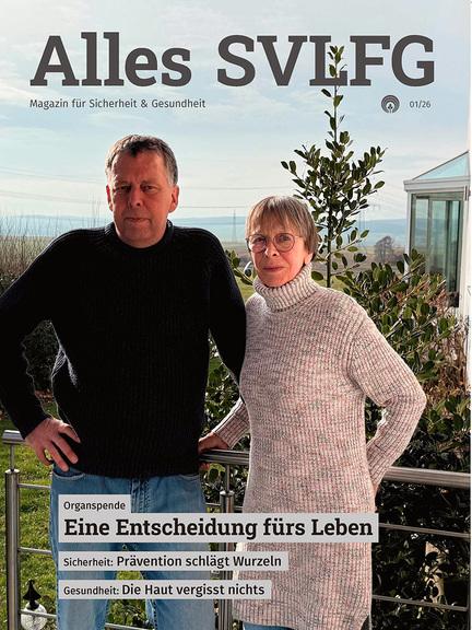 Vergrößerung des Bildes für Titelbild Alles SVLFG, Ausgabe 1/2026: Ein Mann und eine Frau stehen beieinander und schauen in die Kamera.