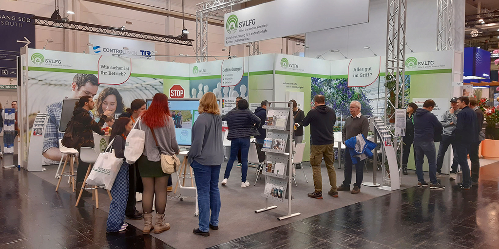 Vergrößerung des Bildes für Ein Messestand der SVLFG auf dem sich viele Besucher und Besucherinnen informieren..