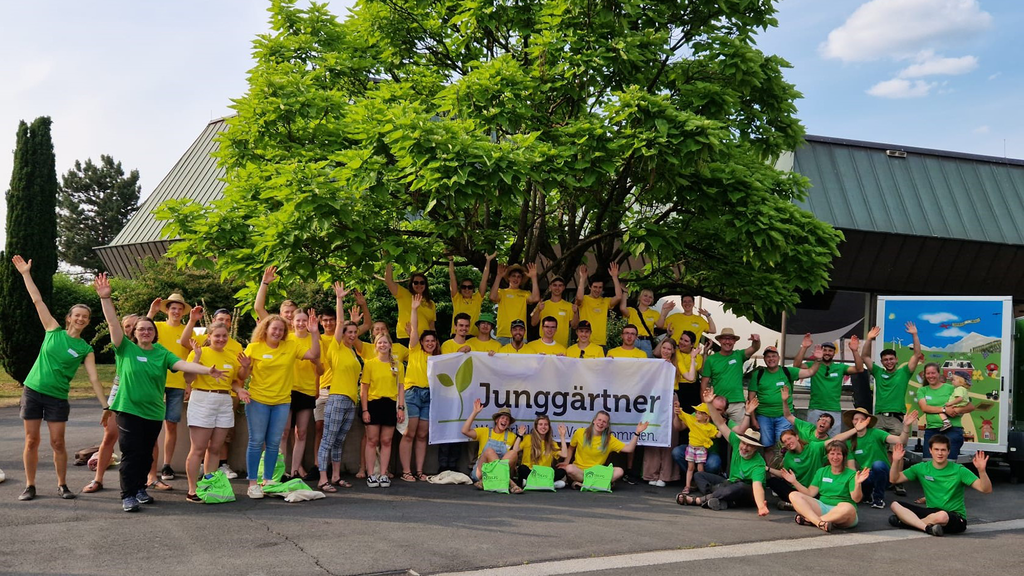 Vergrößerung des Bildes für Gruppenfoto der Teilnehmer des Junggärtner-Wettbewerbs unter einem Baum..