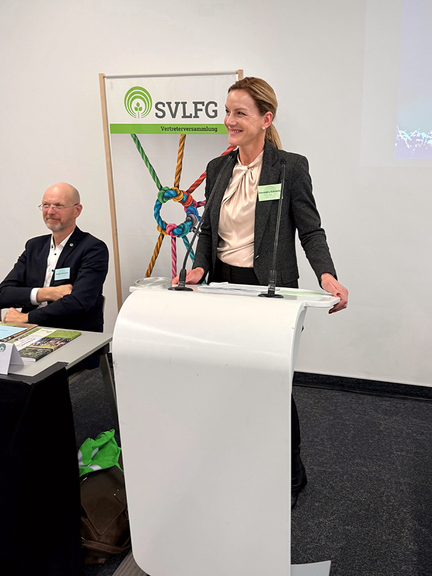 Vergrößerung des Bildes für Alexandra Schneider am Pult.