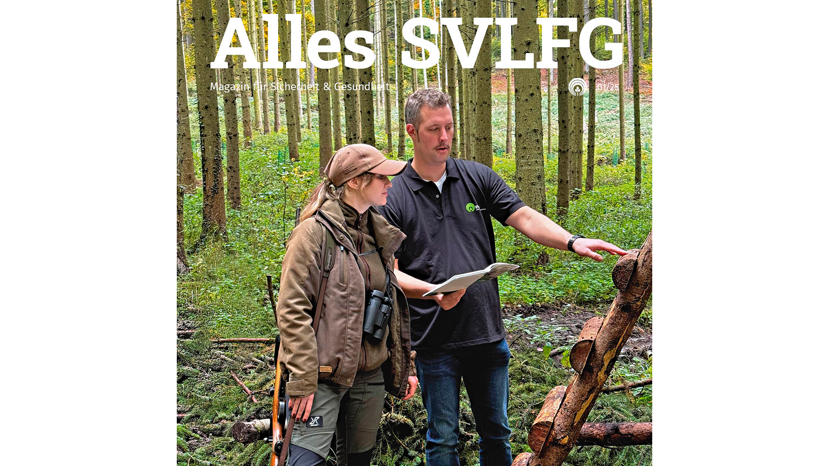 Eine Frau in Jagdbekleidung mit Fernglas und Gewehr sowie einen Mann in einem schwarzen Polohemd mit SVLFG Logo. Sie stehen in einem Wald und besprechen etwas anhand eines Dokuments. Der Mann deutet auf eine Holzleiter, die an einen Hochsitz angelehnt ist. Oben im Bild ist der Titel "Alles SVLFG" sichtbar.