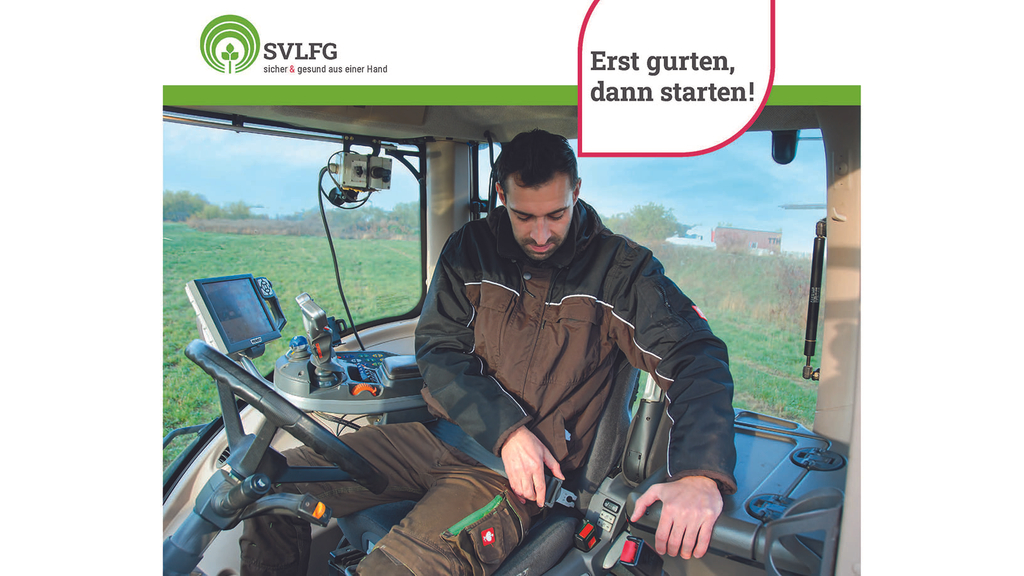 Vergrößerung des Bildes für Einblick in eine Fahrerkabine eines Traktors. Der Fahrer schnallt sich an, Darüber der Schriftzug: Erst gurten, dann starten!.