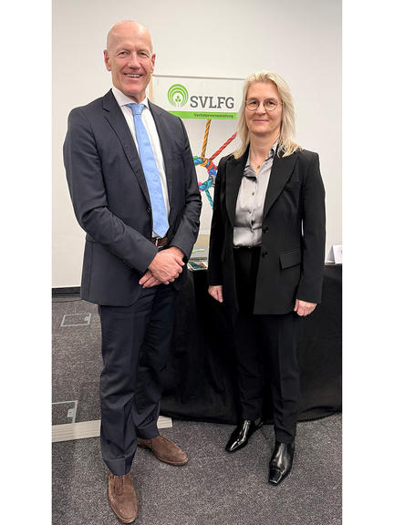 Vergrößerung des Bildes für Herr Sehnert und Frau Sadtkowski-Männel stehen neben einander und schauen lächelnd in die Kamera. .