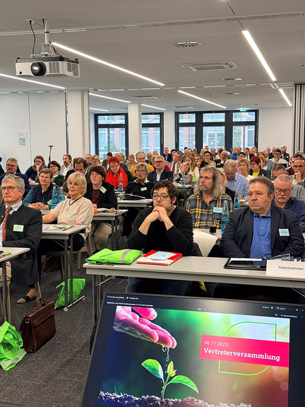 Vergrößerung des Bildes für Sitzungssaal mit Sitzungsteilnehmern der Vertreterversammlung.