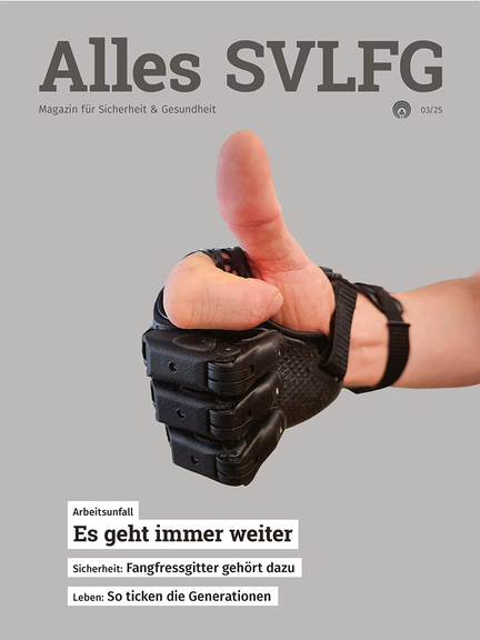 Vergrößerung des Bildes für Eine Hand mit angelegter Handprothese. Daumen und Zeigefinger sind erhalten die restlichen drei Finger werden durch die Prothese ersetzt. Der Daumen zeigt nach oben, für "es ist okay". Zeigefinger und die anderen drei Finger sind geschlossen..