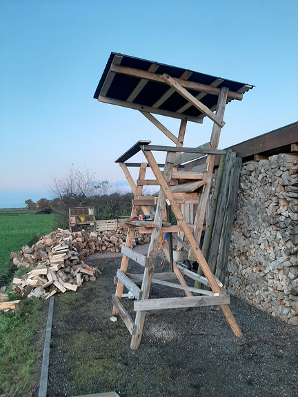 Vergrößerung des Bildes für Selbst gebauter Drückjagdbock mit Arbeitsplattform und Überdachung..